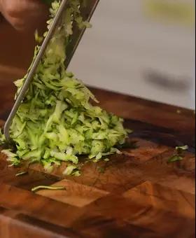 Immagine del passaggio 2 della ricetta Pasta gamberi, zucchine e pomodorini