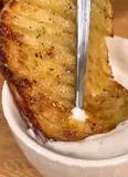 Immagine del passaggio 5 della ricetta Patate a fisarmonica con salsa cacio e pepe