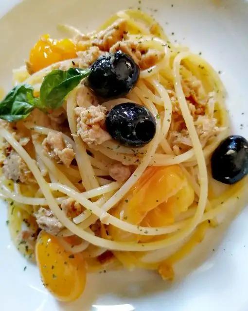 Ricetta Spaghetti con tonno, olive nere e datterini gialli. di anna_maria094