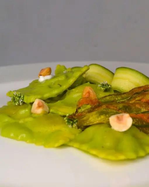 Ricetta Ravioli   ricotta e spinaci con crema di zucchine e caprino, fiori di zucca croccanti, zucchine marinate e nocciole di robertobuemi