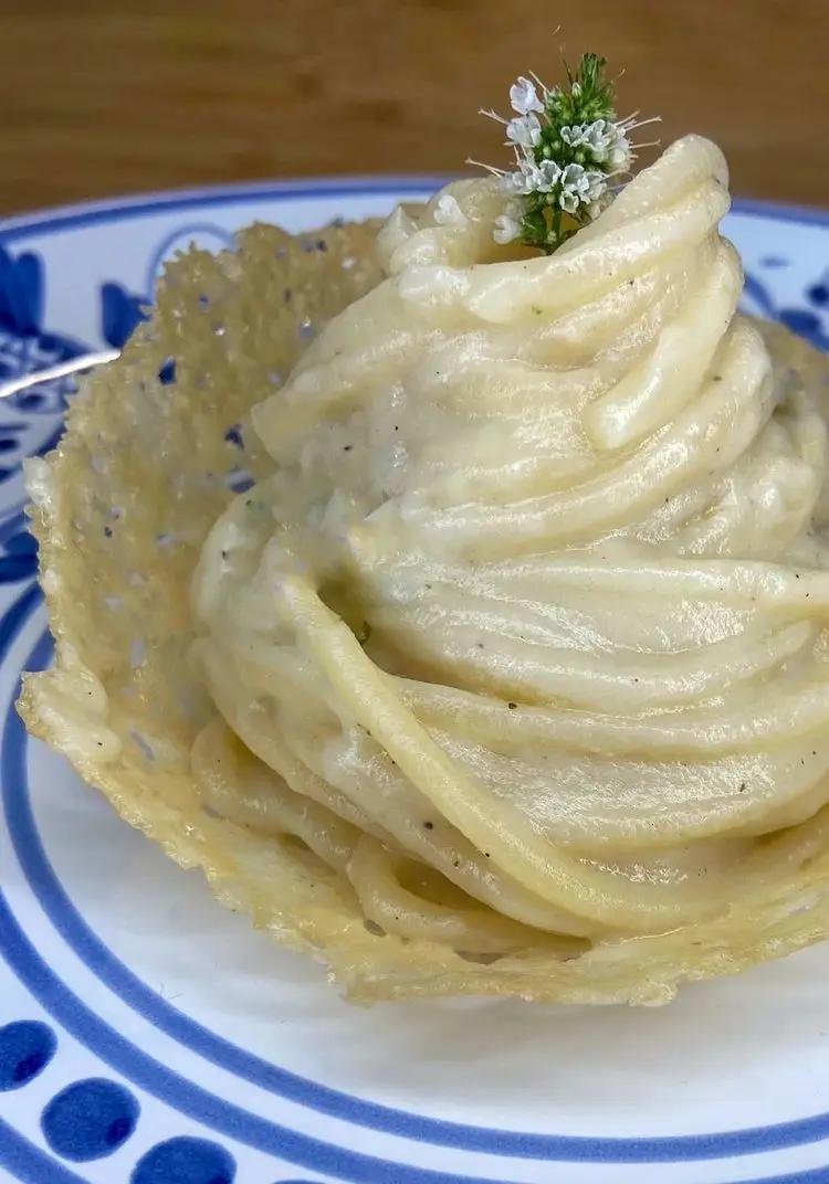 Ricetta Spaghetti con crema di acciughe e cavolfiore in un simil cestino di Parmigiano di robertobuemi