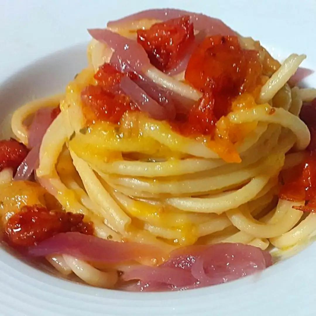 Ricetta Bucatini con pomodori datterini gialli, cipolle caramellate e pomodori pachino arrostiti di saporiedintornigs