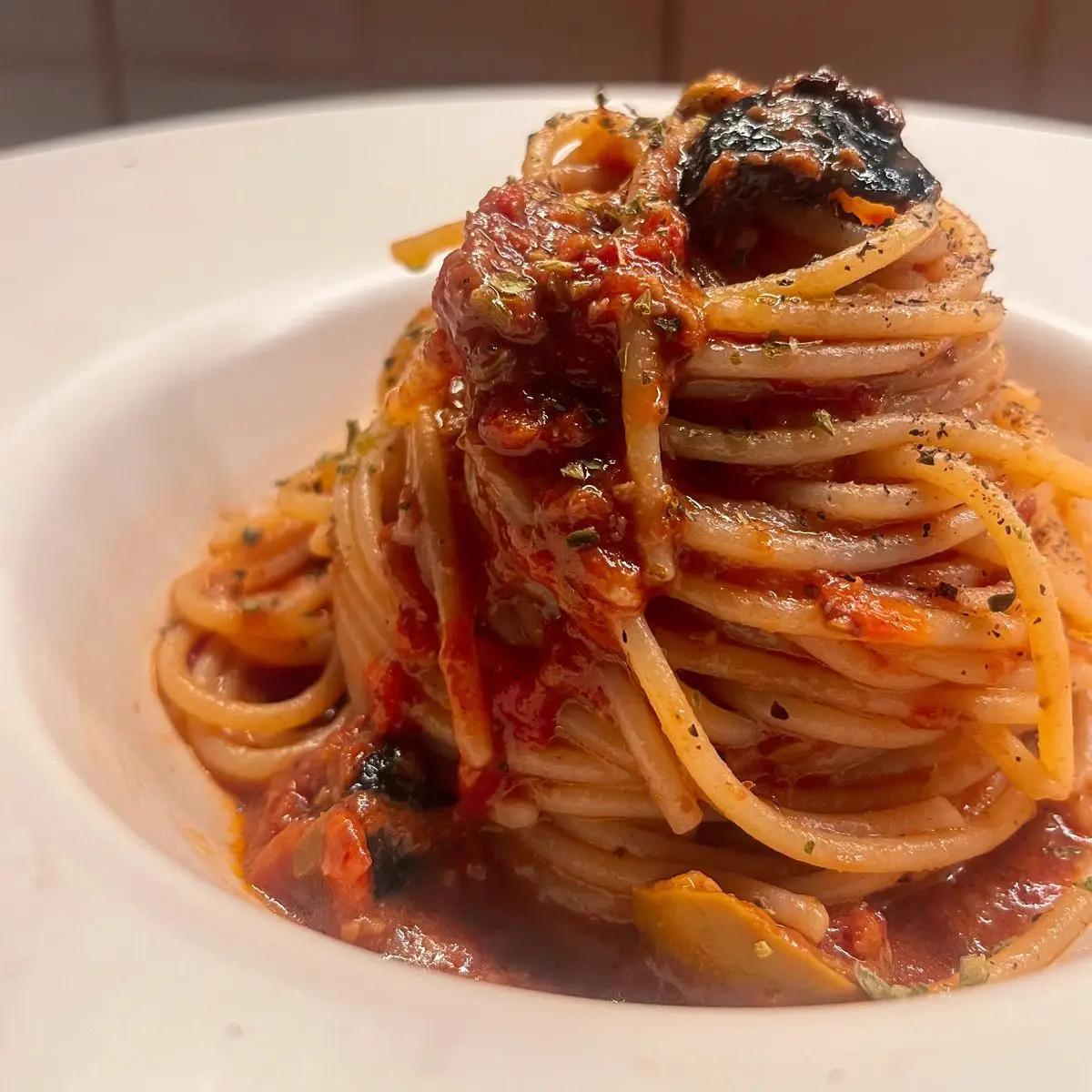 Ricetta Spaghetti con pesto di olive e capperi Saclà, pomodoro e peperoncino di giadaconti