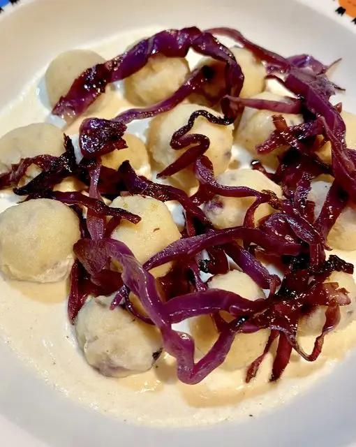 Ricetta Gnocchi di patate e cavolo viola su crema di parmigiano di giadaconti