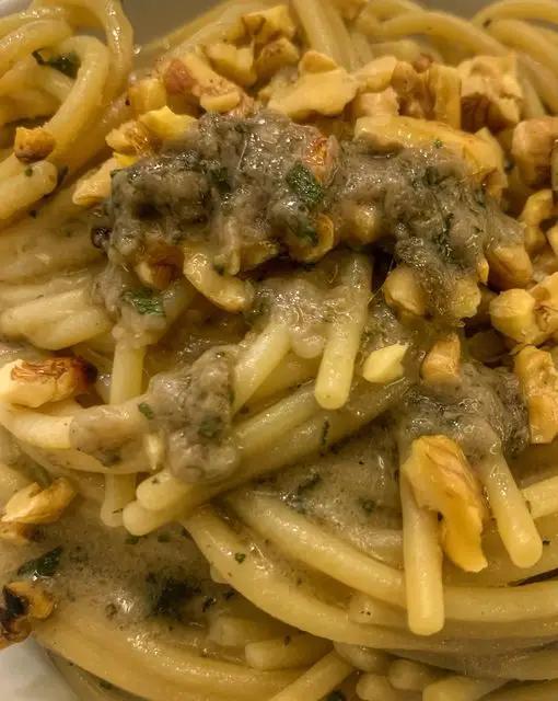 Ricetta Spaghettone burro, alici, salvia e granella di noci di maccaro_paraosteria