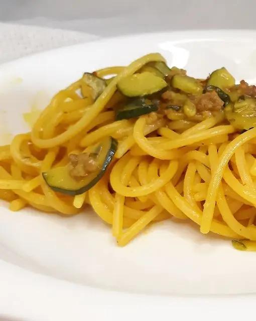 Ricetta Spaghetti salsiccia zucchine e curcuma di peppoalt