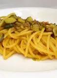 Immagine del passaggio 4 della ricetta Spaghetti salsiccia zucchine e curcuma