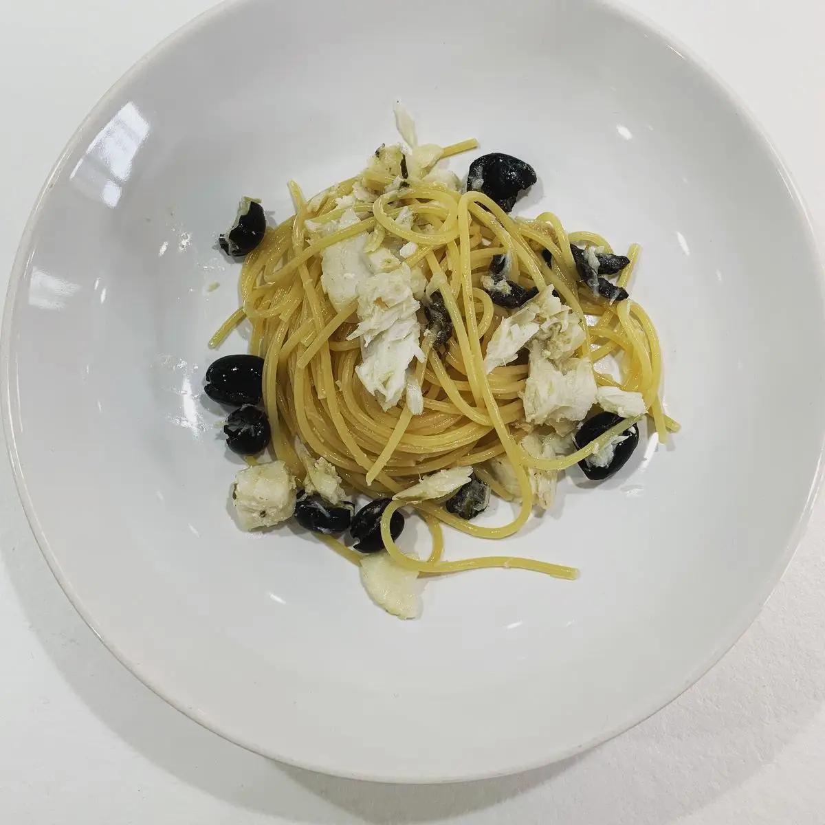 Ricetta Spaghetti con filetti di merluzzo olive nere e capperi di lorenza76
