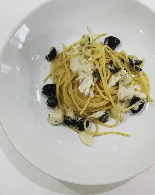 Ricetta Spaghetti con filetti di merluzzo olive nere e capperi di lorenza76