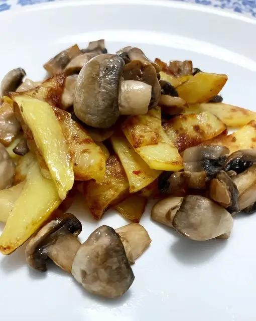 Ricetta Funghi e patate 😉 di lorenza76