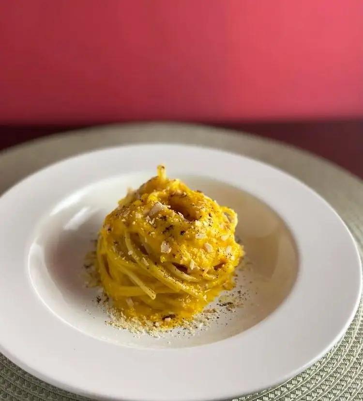 Ricetta Spaghetti con crema di peperoni, mandorle e caffe' di michelacara5
