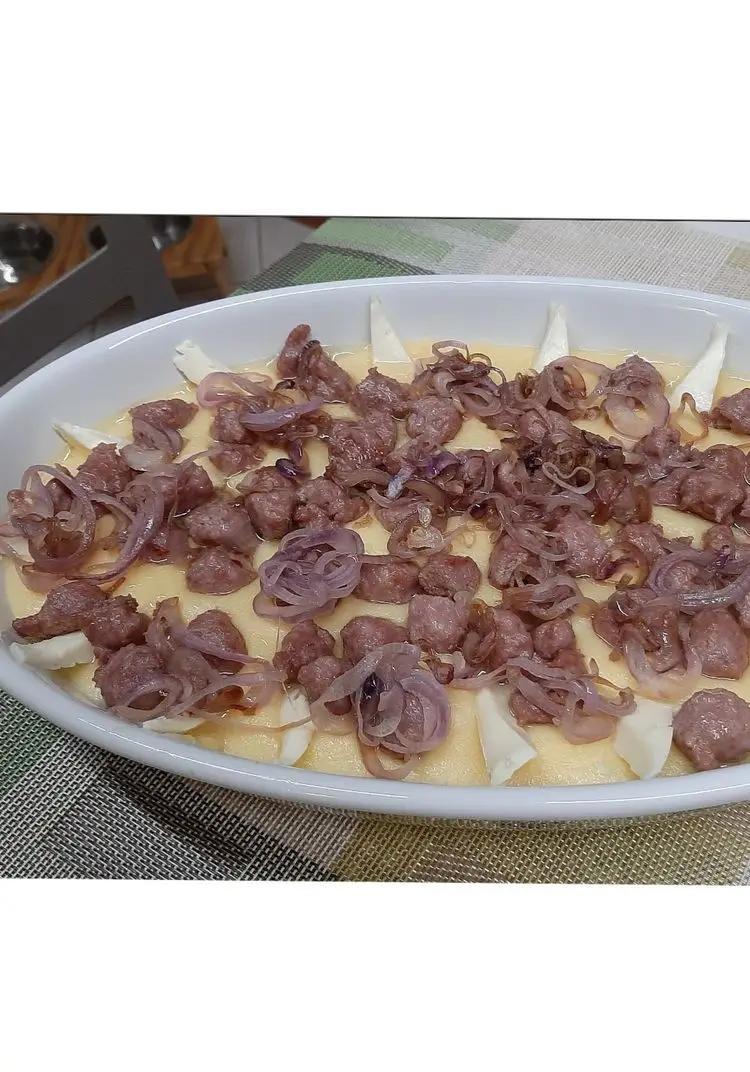 Ricetta Polenta ai formaggi con salsiccia e cipolle caramellate di fabrizia.bertacchi
