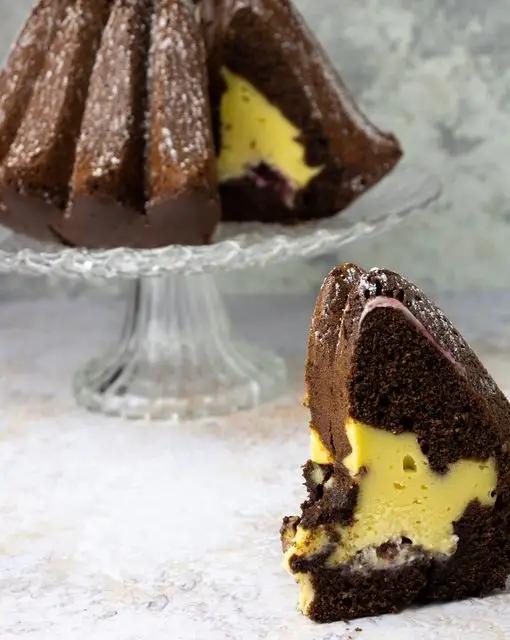 Ricetta Bundt Cake al cacao con ripieno di cheesecake e more di thesweetieparadise