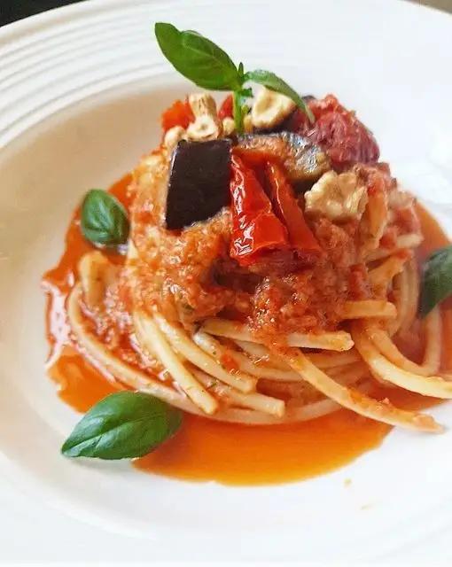 Ricetta Spaghetti pesto di pomodori secchi, melanzane e noci!❤❤❤ di dianacorradetti