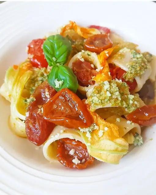 Ricetta Calamarata, pomodoro ciliegino, pesto di zucchine e parmigiano al basilico!💛💛💛 di dianacorradetti