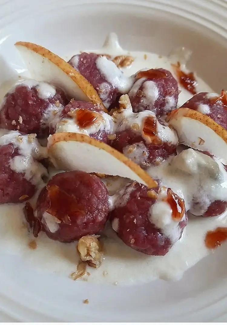 Ricetta Gnocchi #mammaemma alla rapa rossa, fonduta di gorgonzola, pere, noci e cipolla rossa caramellata!💖 di dianacorradetti