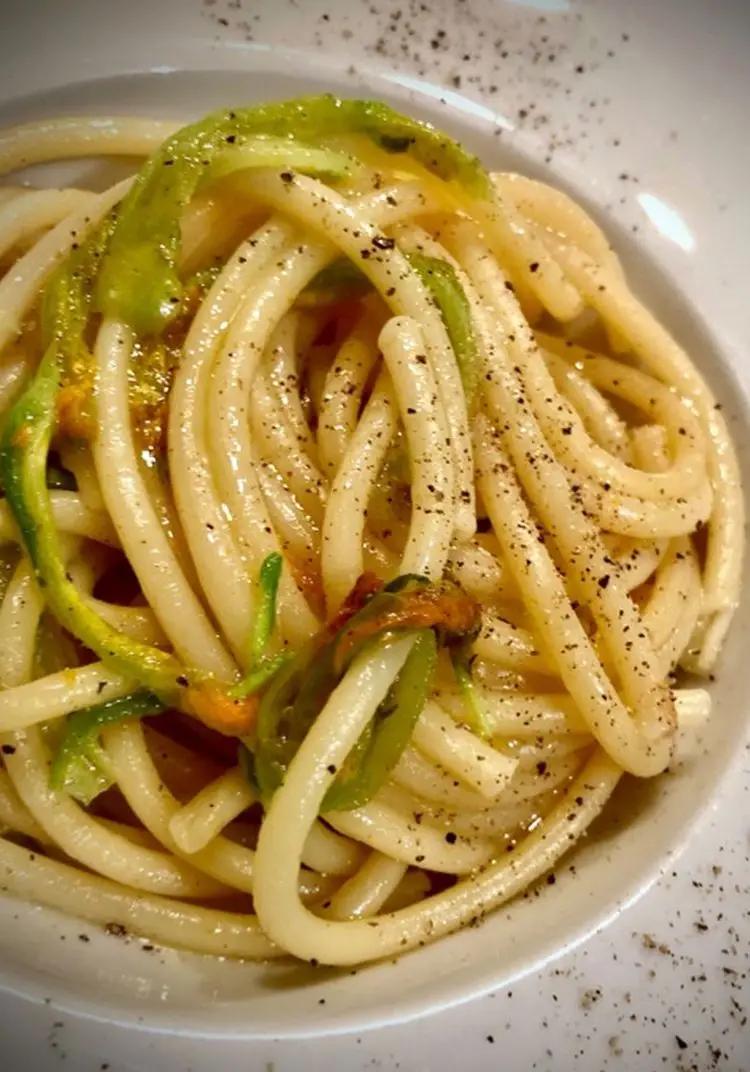 Ricetta Bucatini aglio e olio con fiori di zucca di Occhioallapentola