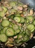 Immagine del passaggio 3 della ricetta Linguine cozze vongole e zucchine