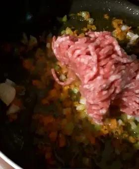 Immagine del passaggio 2 della ricetta gnocchetti sardi con ragù di carne di vitello