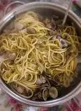 Immagine del passaggio 6 della ricetta Spaghetti con Vongole e Crema di Prezzemolo