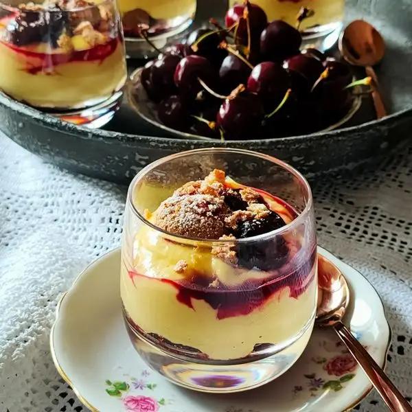 Ricetta Crema pasticcera al mango con coulis di ciliegie e crumble di amaretti di gracecesena