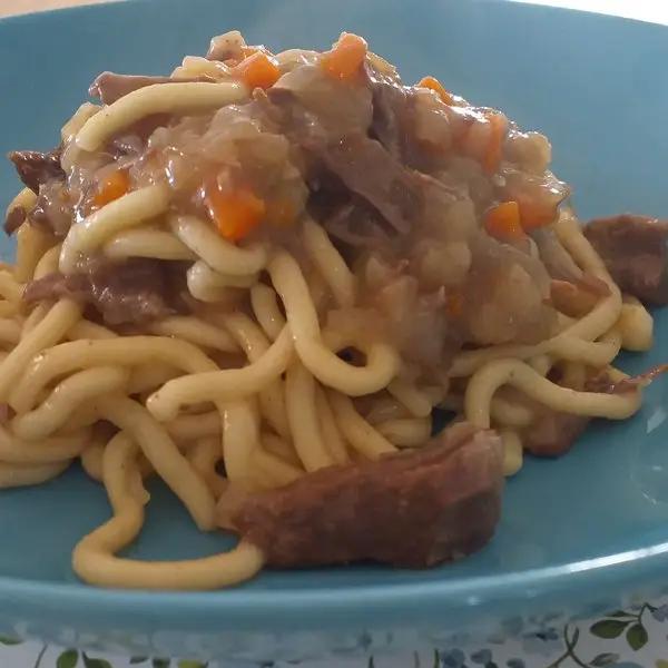 Ricetta Spaghettoni fatti in casa con il ragù alla Genovese di angela876