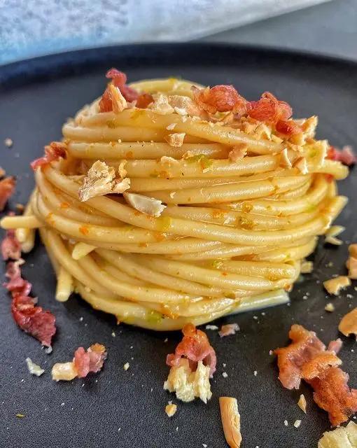 Ricetta Spaghettone con crema di fiori di zucca, bacon e mandorle tostate di Burrataepistacchi