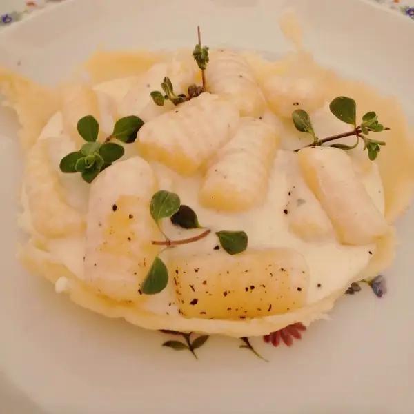 Ricetta Cestino di formaggio con Gnocchi di polenta su una  fonduta di  formaggi di Le_ricette_di_Romina_