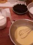 Immagine del passaggio 3 della ricetta Torta base cacao, crema pasticcera copertura amaretti sbriciolati cioccolato bianco,