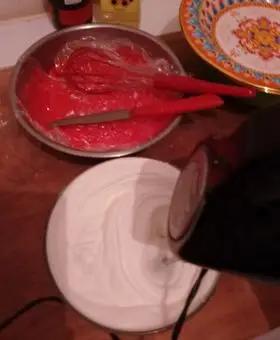 Immagine del passaggio 7 della ricetta Bigne mignon con crema diplomatica , fragole marinate Porto e mentuccia