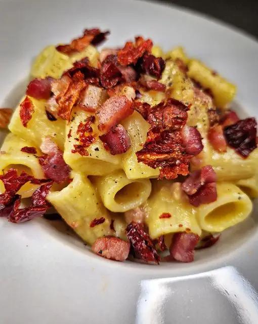 Ricetta Mezze maniche 👕 al sugo di pomodoro giallo 💛 pancetta 🥓 e crusco 🌶 di michele.rosa90