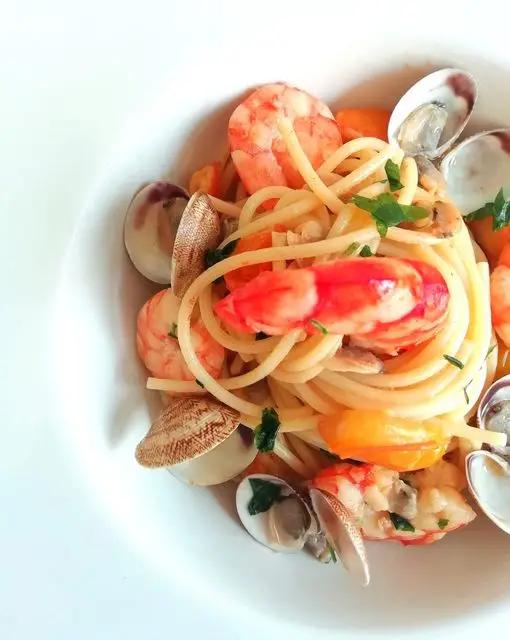 Ricetta Spaghetti con mazzancolle, gamberi, vongole e datterino giallo  di La_cucinacreativa
