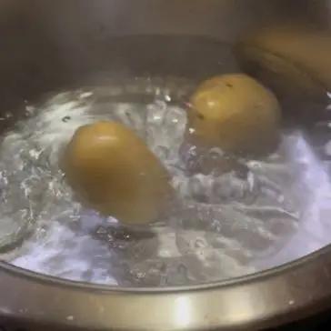 Immagine del passaggio 1 della ricetta Dischi volanti con crema di patate, zafferano e pancetta affumicata