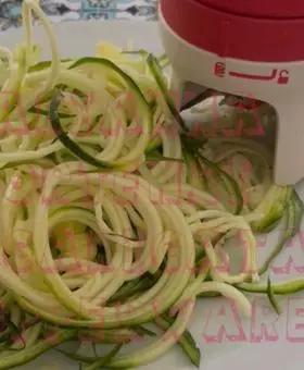 Immagine del passaggio 1 della ricetta Spaghetti di zucchine al tonno e olive