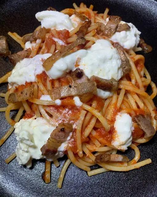 Ricetta Spaghetti al pomodoro con guanciale croccante e stracciatella di tagfooditalia