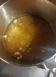 Immagine del passaggio 5 della ricetta Risotto con aglio fermentato al miele e speck caramellato