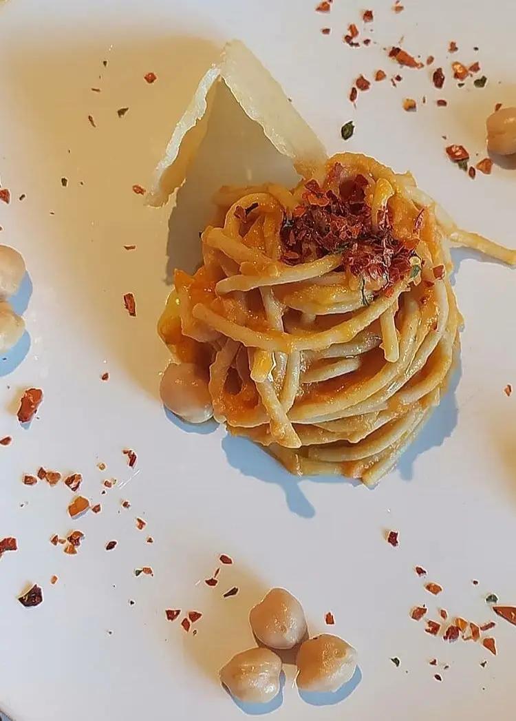 Ricetta Spaghetti integrali con crema di zucca e ceci, peperone dolce e cialda di parmigiano. di alessandra00