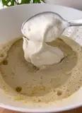 Immagine del passaggio 2 della ricetta Muffin allo yogurt senza glutine e senza lattosio 🧁🍫