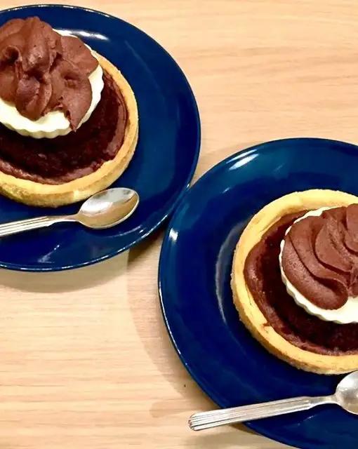 Ricetta Tartellette di pasta frolla 🥧 con sponge cake al cioccolato, bavarese al cioccolato bianco e ganache al doppio cioccolato 🍫 di valentina63