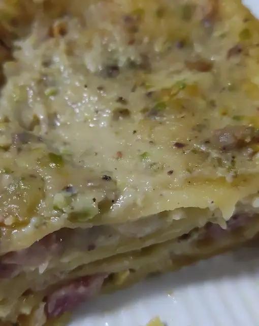 Ricetta Lasagne fresche con besciamella al pistacchio, pancetta, mozzarella, scamorza bianca e granella di pistacchi. di Cuc