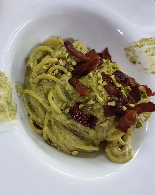 Ricetta Spaghetti pesto di pistacchi e pancetta croccante di alessiostark91