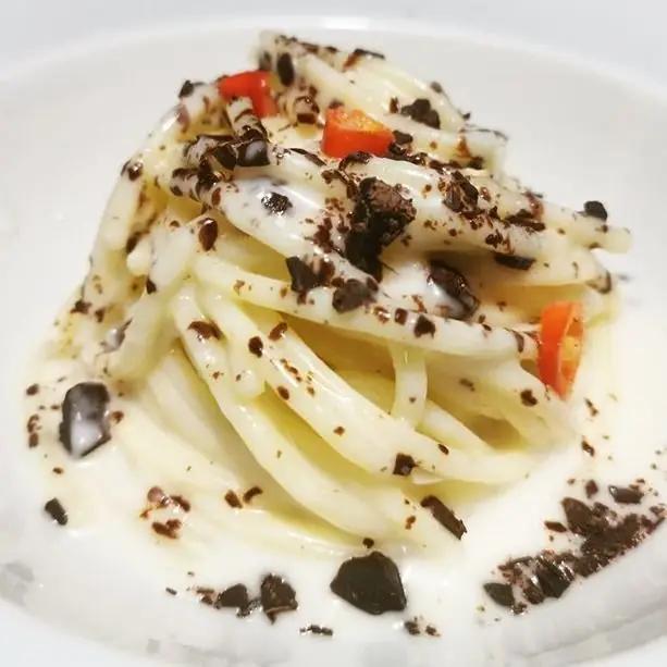 Ricetta Spaghettone con fonduta di gorgonzola dolce Igor, cioccolato fondente e peperoncino di carloschena