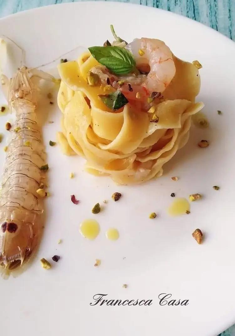 Ricetta Strappatelle con aglio, olio, tartare di canocchie e gamberetti con basilico e pistacchi di cucina_di_casa