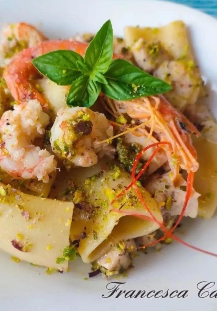 Ricetta Paccheri con pesto di pistacchi, pesce spada e gamberoni  di cucina_di_casa