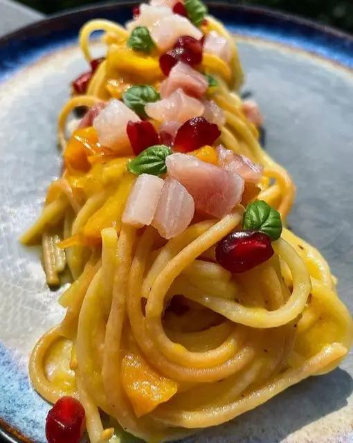 Ricetta Spaghetti risottati con pomodorini gialli, pesce spada e melagrana di ilmiopiattoacolori