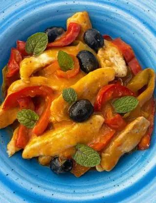 Ricetta Straccetti di pollo cremosissimi con peperoni e olive di ilmiopiattoacolori