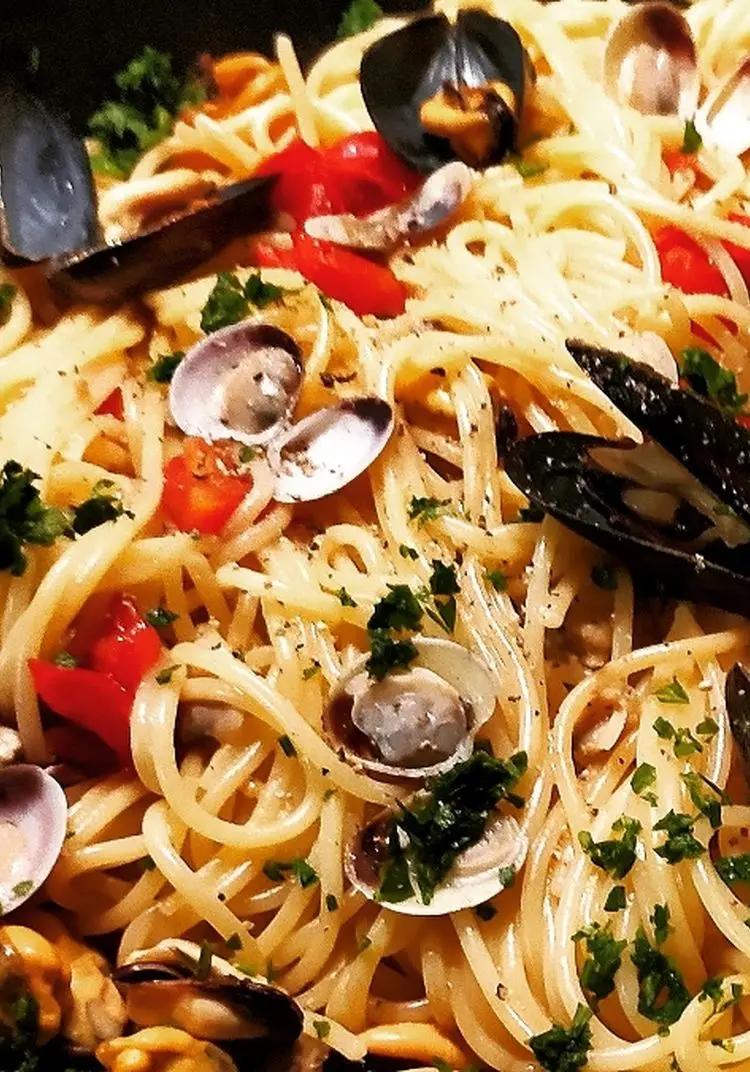Ricetta Spaghetti cozze, vongole e pomodorini  di francescacass