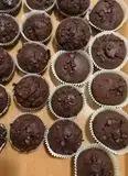 Immagine del passaggio 8 della ricetta Muffin al cioccolato con albumi