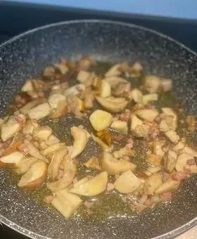 Immagine del passaggio 4 della ricetta Pasta con funghi porcini speck e pistacchi