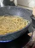Immagine del passaggio 1 della ricetta Spaghetto aglio, olio, colatura di alici e bottarga